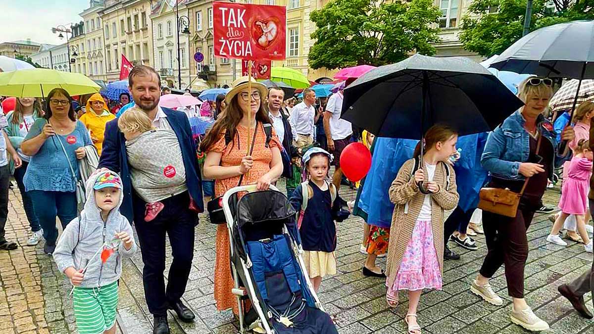 Warszawa tysiące osób na Narodowym Marszu dla Życia i Rodziny Polska