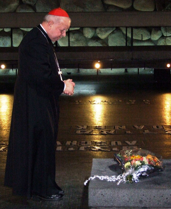 Kardynał Stanisław Dziwisz modli się w Yad Vashem... Foto: Archiwum