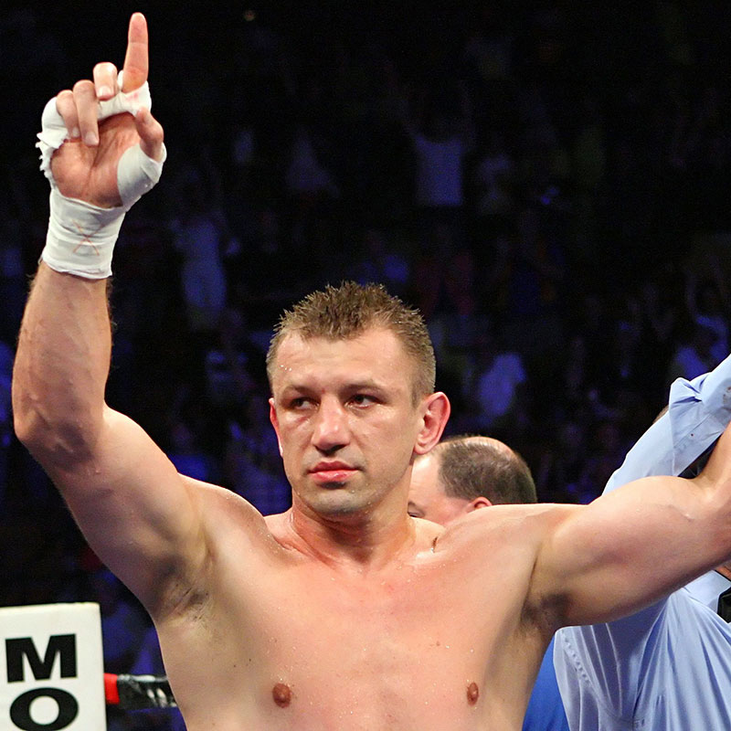 Uncasville, CT, August 3, 2013: Tomasz Adamek (blue trunks) hand is raised in victory after defeating Dominick Guinn (not pictured) during their NBC Sports Fight Night 10 round heavyweight bout at Mohegan Sun Arena. Fot. PAP/Newscom / Anthony Nesmith