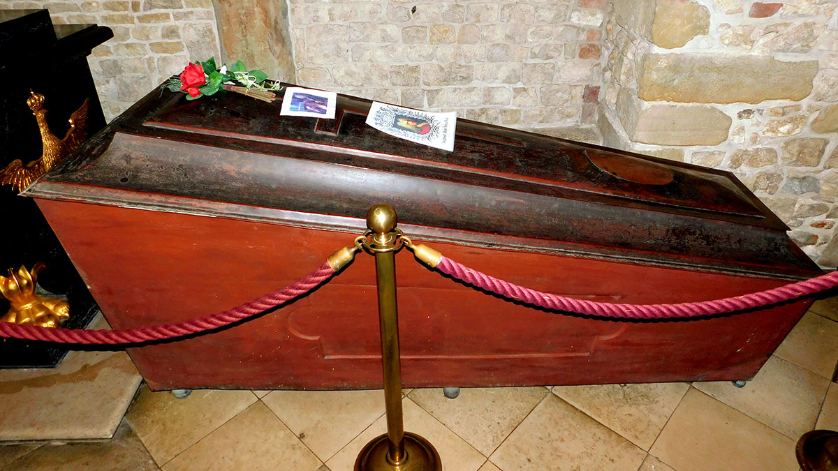 Wawelskie sarkofagi odzyskują blask