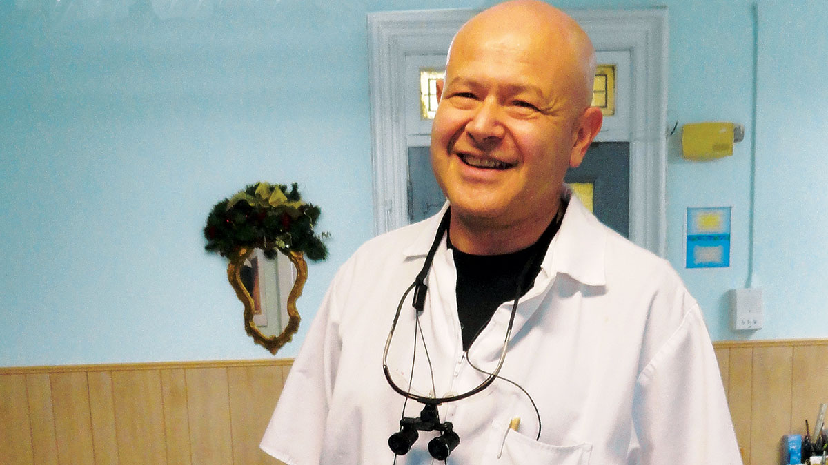 Polski dentysta Bronisław Lemaitre leczy na Greenpoincie