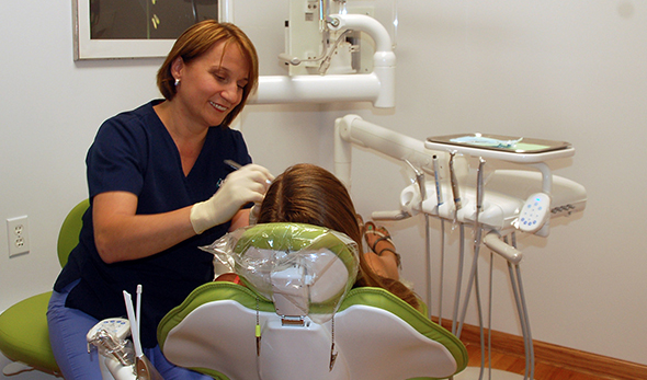 Dentysta rodzinny na Greenpoincie. Polski stomatolog, Bożena Piekarz-Lesiczka akceptuje większość ubezpieczeń