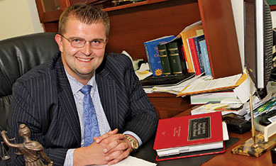 Polski adwokat w Linden Michael Brucki prowadzi sprawy imigracyjne, kryminalne i wypadkowe w NJ