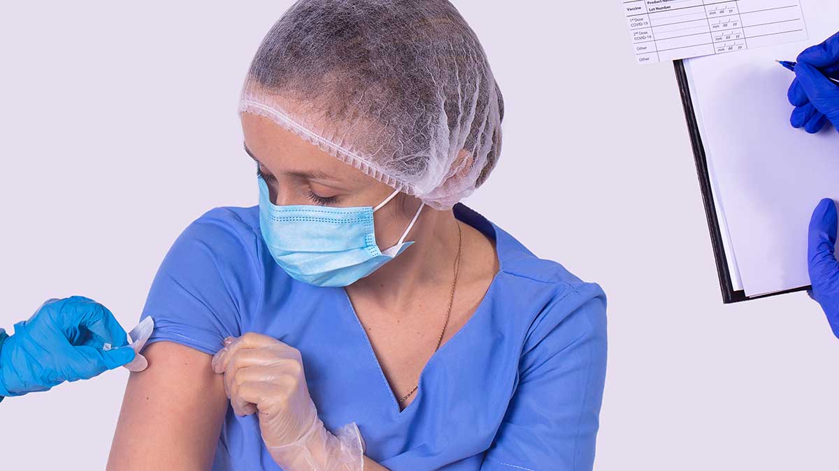 Obowiązek szczepień przeciwko COVID-19 dla pracowników służby zdrowia w stanie Nowy Jork
