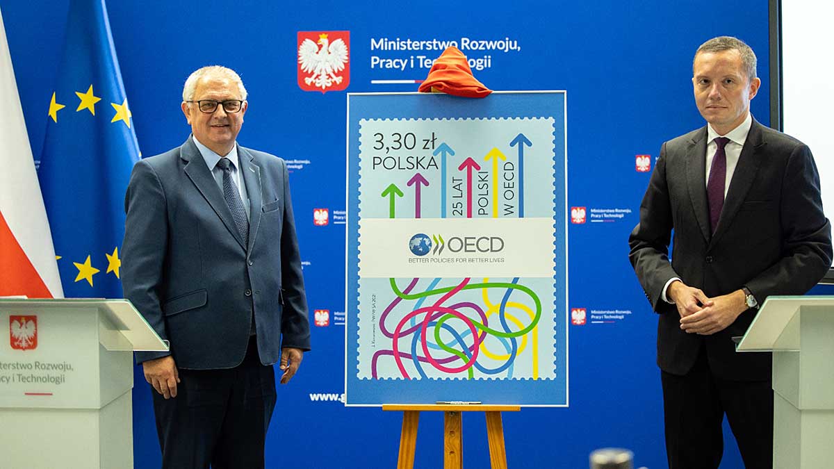 Poczta Polska we współpracy z MRiT wyemitowała znaczek z okazji 25. rocznicy obecności Polski w OECD