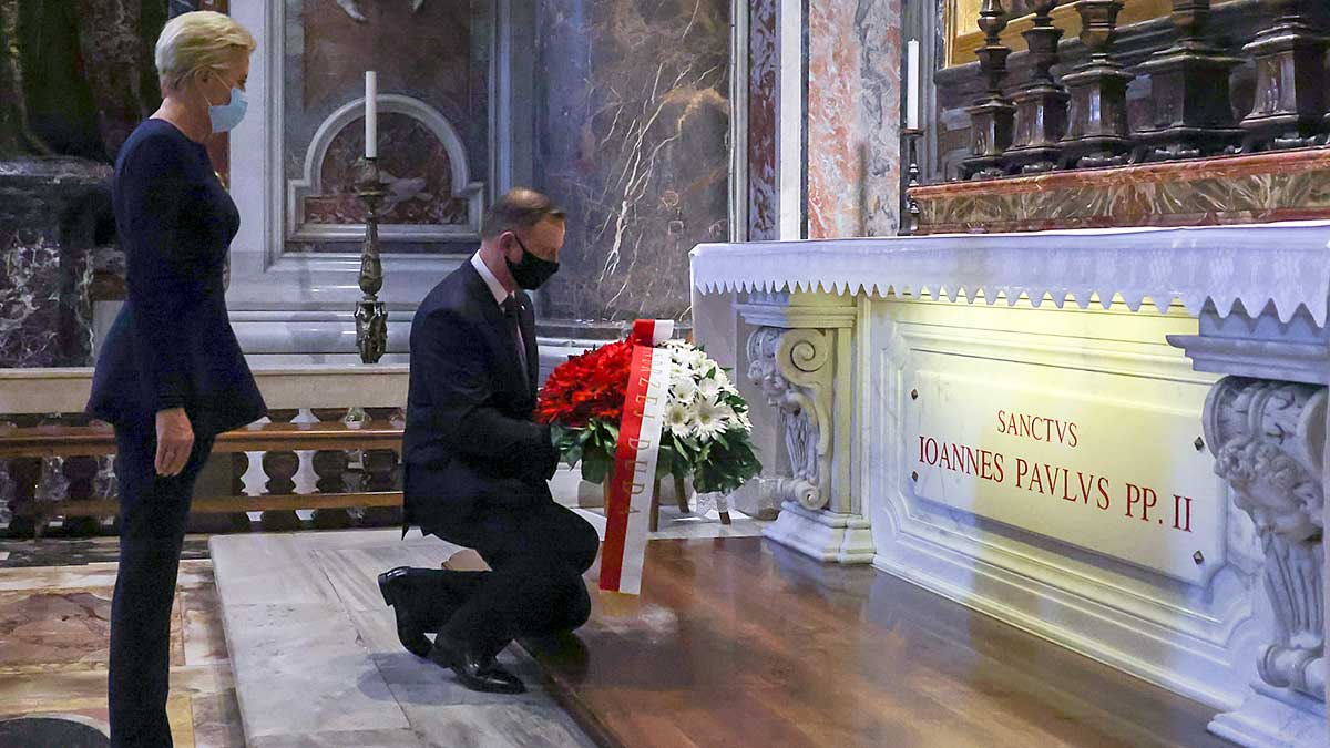 Polska Para Prezydencka złożyła kwiaty przy grobie św. Jana Pawła II