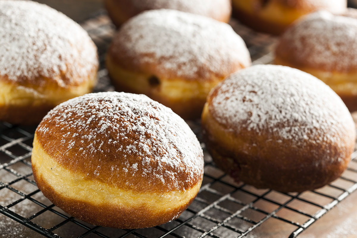 Na pyszne pączki na Greenpoincie zaprasza w Tłusty Czwartek polska ciastkarnia Cafe Riviera