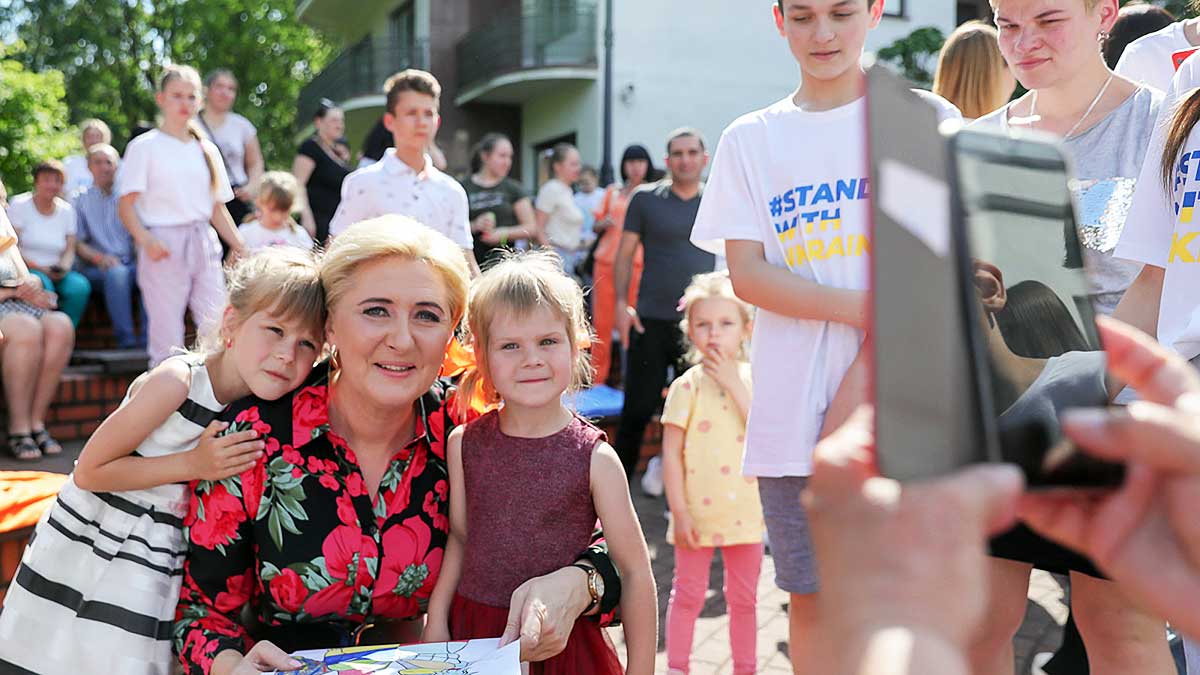 Pierwsza Dama RP spotkała się w Serocku z uchodźcami z Ukrainy