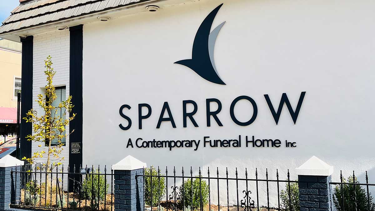 Dom pogrzebowy przy St. Stanislaus Kostka Church na Greenpoincie. Sparrow-A Contemporary Funeral Home Inc. w Nowym Jorku 