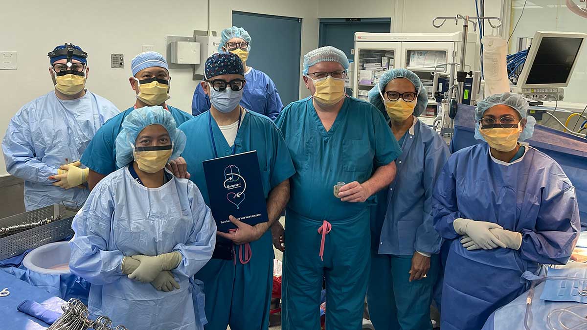 Dr. Panagiotis Kougias, chirurg i Dr. Adam Budzikowski, kardiolog-elektrofizjolog dokonali pierwszego, udanego wszczepienia implantu Barostim na Brooklynie