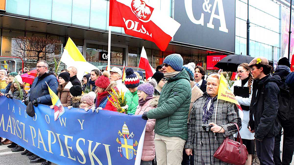 Setki tysięcy Polaków na ulicach w 18. rocznicę śmierci św. Jana Pawła II