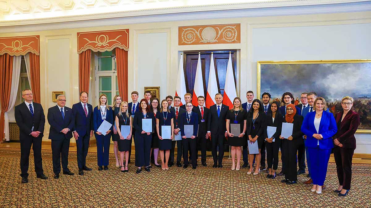 Prezydent Andrzej Duda na spotkaniu ze studentami z USA uczestniczącymi w 4. edycji Stażu Prezydenckiego