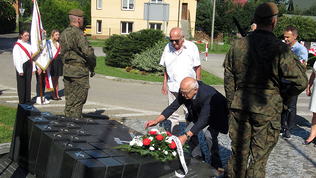 W rocznicę tzw. "czarnej środy" lotnictwa amerykańskiego odbyło się spotkanie przy pomnikach w Jeleśni i Wadowicach