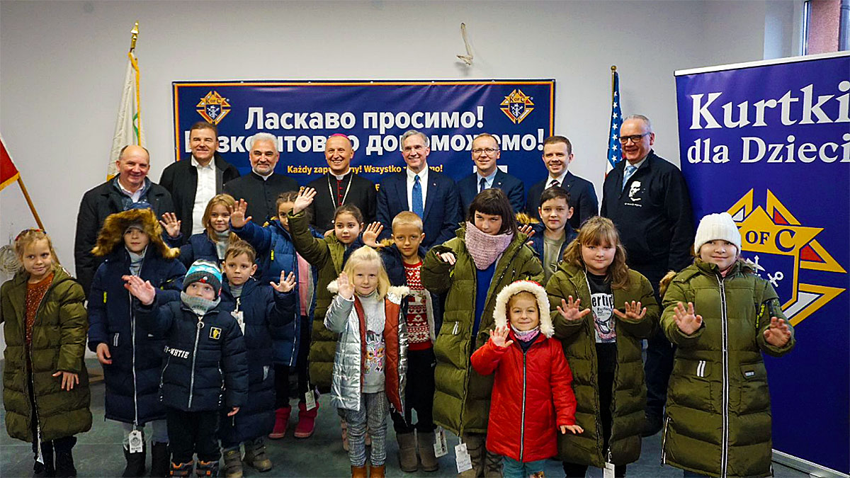 Kurtka na zimę dla dzieci na Ukrainie i w Polsce. Akcja Rycerzy Kolumba