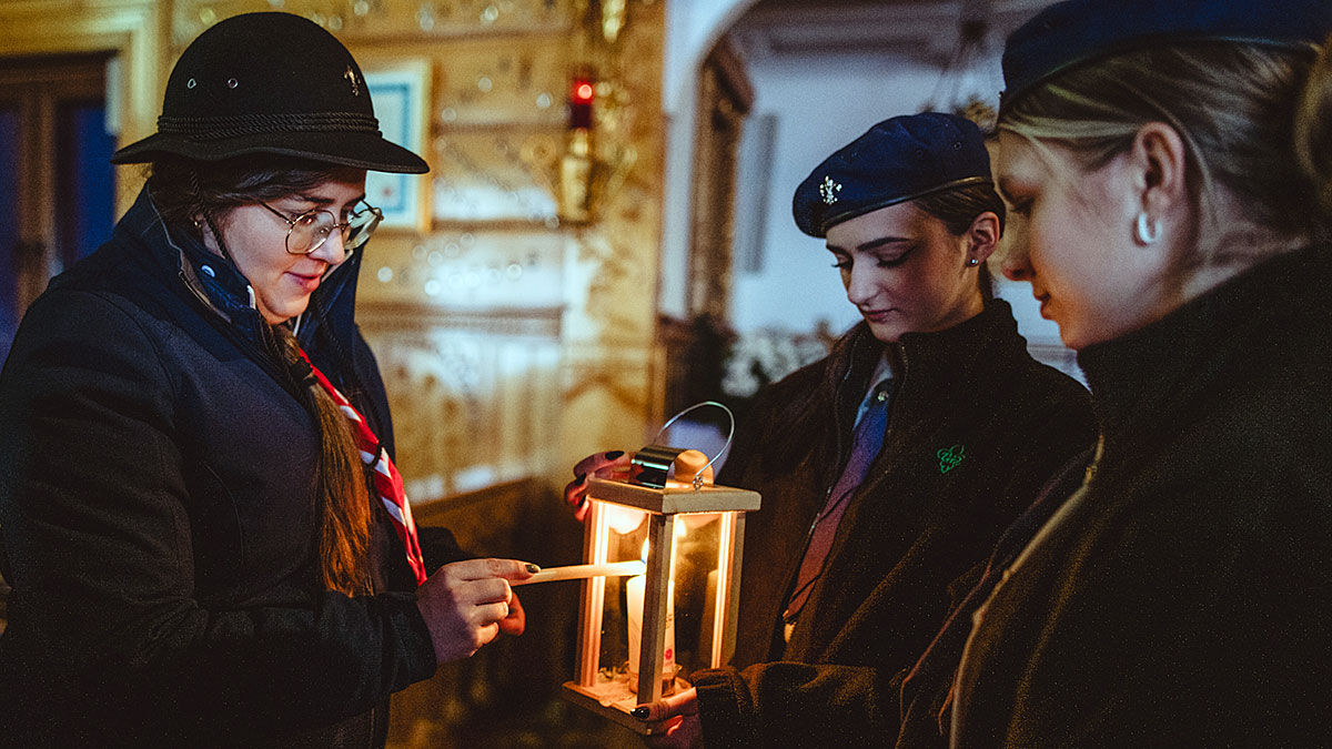 Betlejemskie Światło Pokoju zapłonęło w Caritas Polska