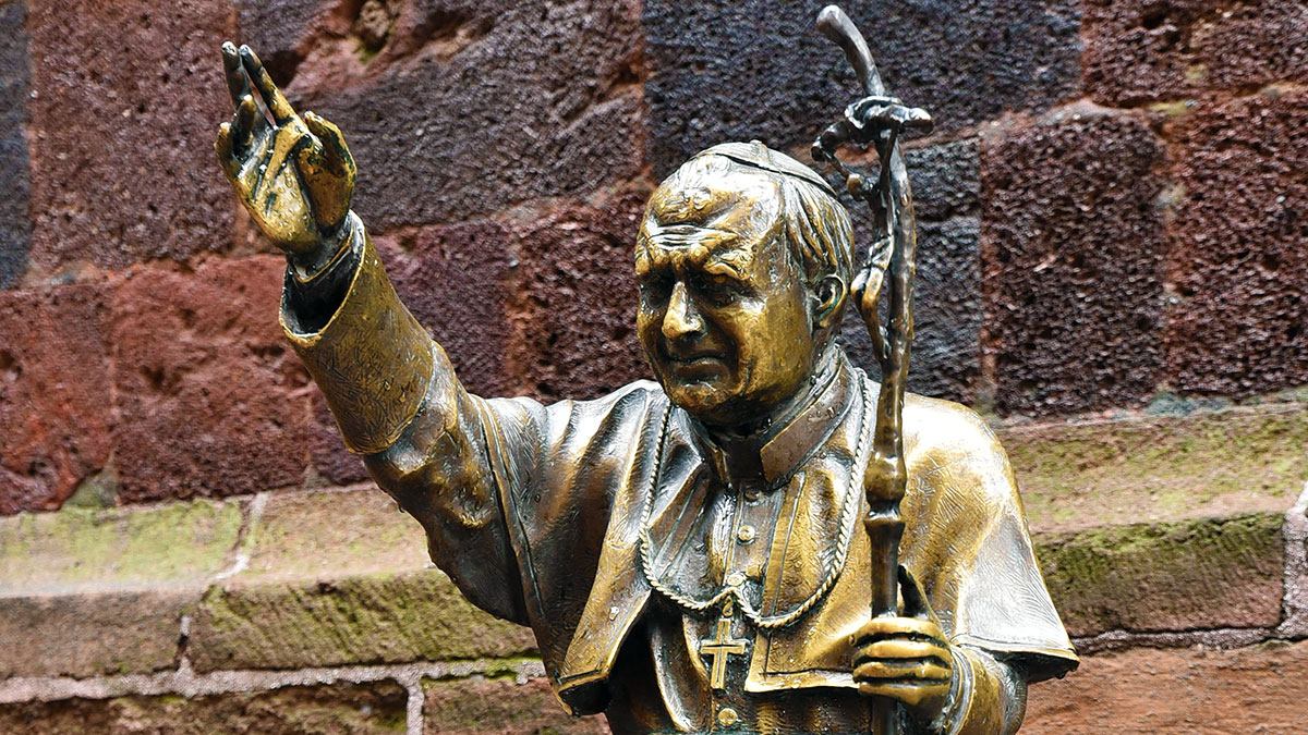 Klucz do serca i pomnik z kluczy. 45 lat temu Jan Paweł II odbył pierwszą pielgrzymkę zagraniczną