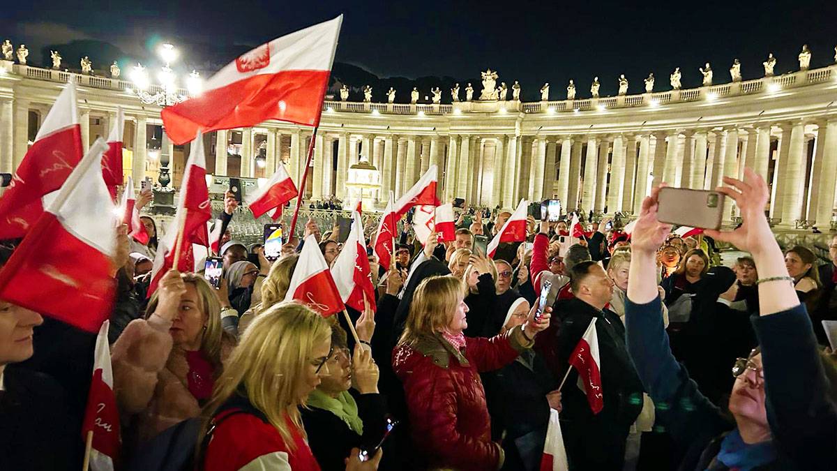 Międzynarodowe grono uczestników czuwania w 19. rocznicę śmierci Jana Pawła II