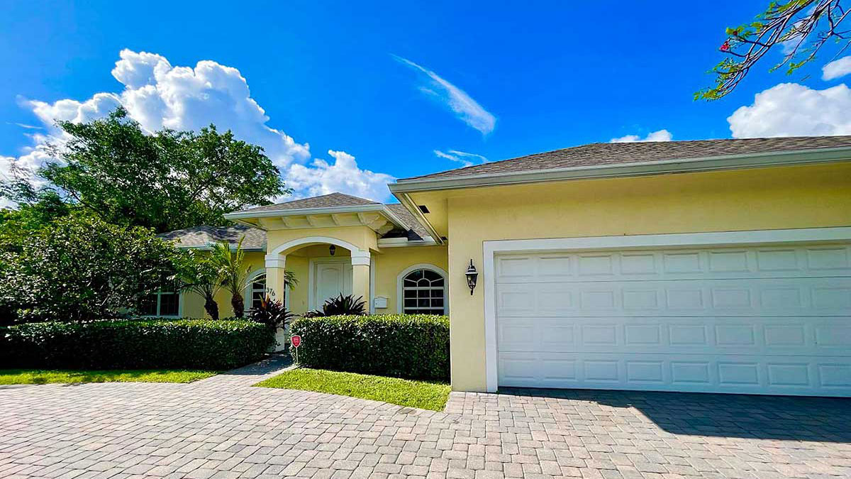 Na sprzedaż uroczy dom z basenem w West Palm Beach na Florydzie
