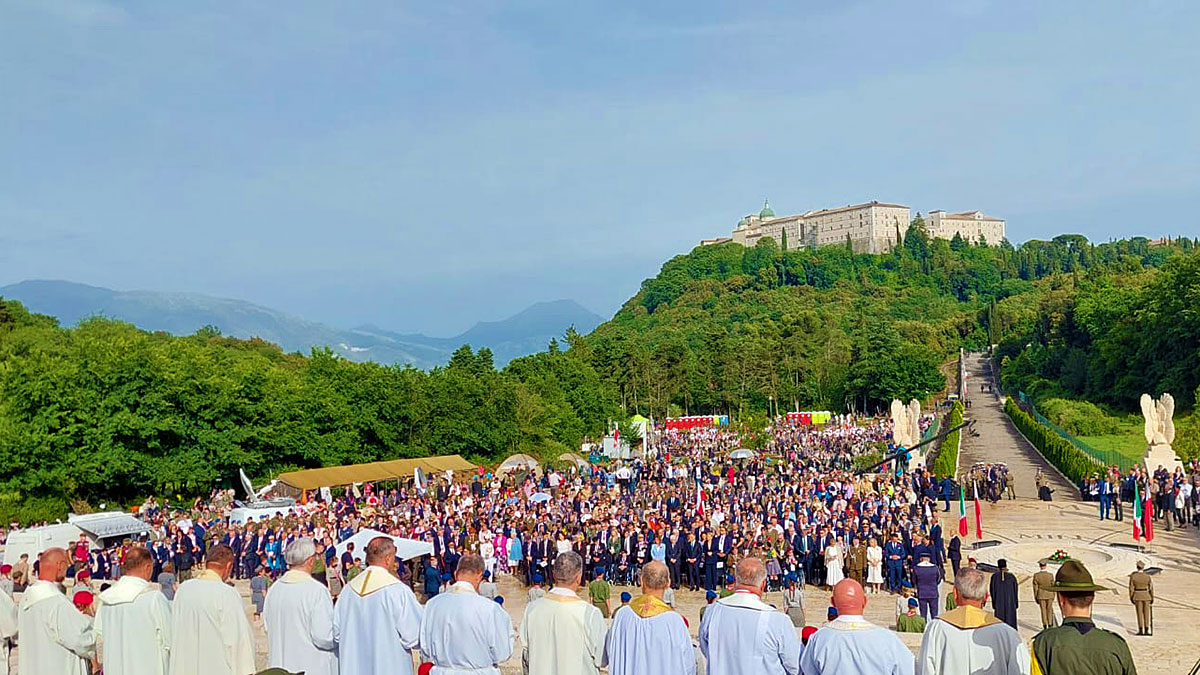 Papież na obchody na Monte Cassino: "Modląc się za Poległych, modlę się o pokój..."