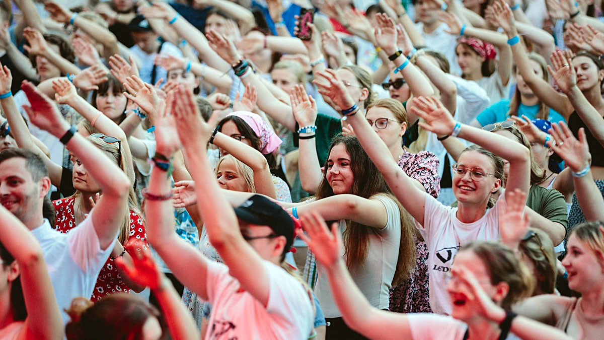 Nudny Kościół w Polsce kontra radosna Afryka i serdeczna Ameryka? Festiwal Życia łamie stereotypy i udowadnia, że może być odwrotnie