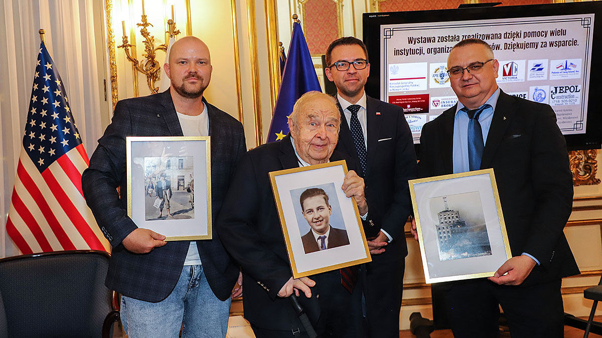 Konsul Generalny Mateusz Sakowicz (z tyłu), od lewej w pierwszym rzędzie, kolorysta Mikołaj Kaczmarek, powstaniec Andrzej Rawicz oraz red. Wojciech Maślanka, kurator wystawy, z pokolorownymi zdjęciami podarowanymi Andrzejowi Rawiczowi przez Mikołaja Kaczm